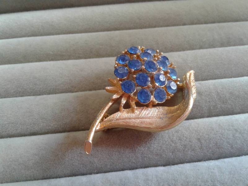 Vintage Midcentury Goldfarbene Und Blaue Strass Blumenbrosche von KenPaulsTreasures