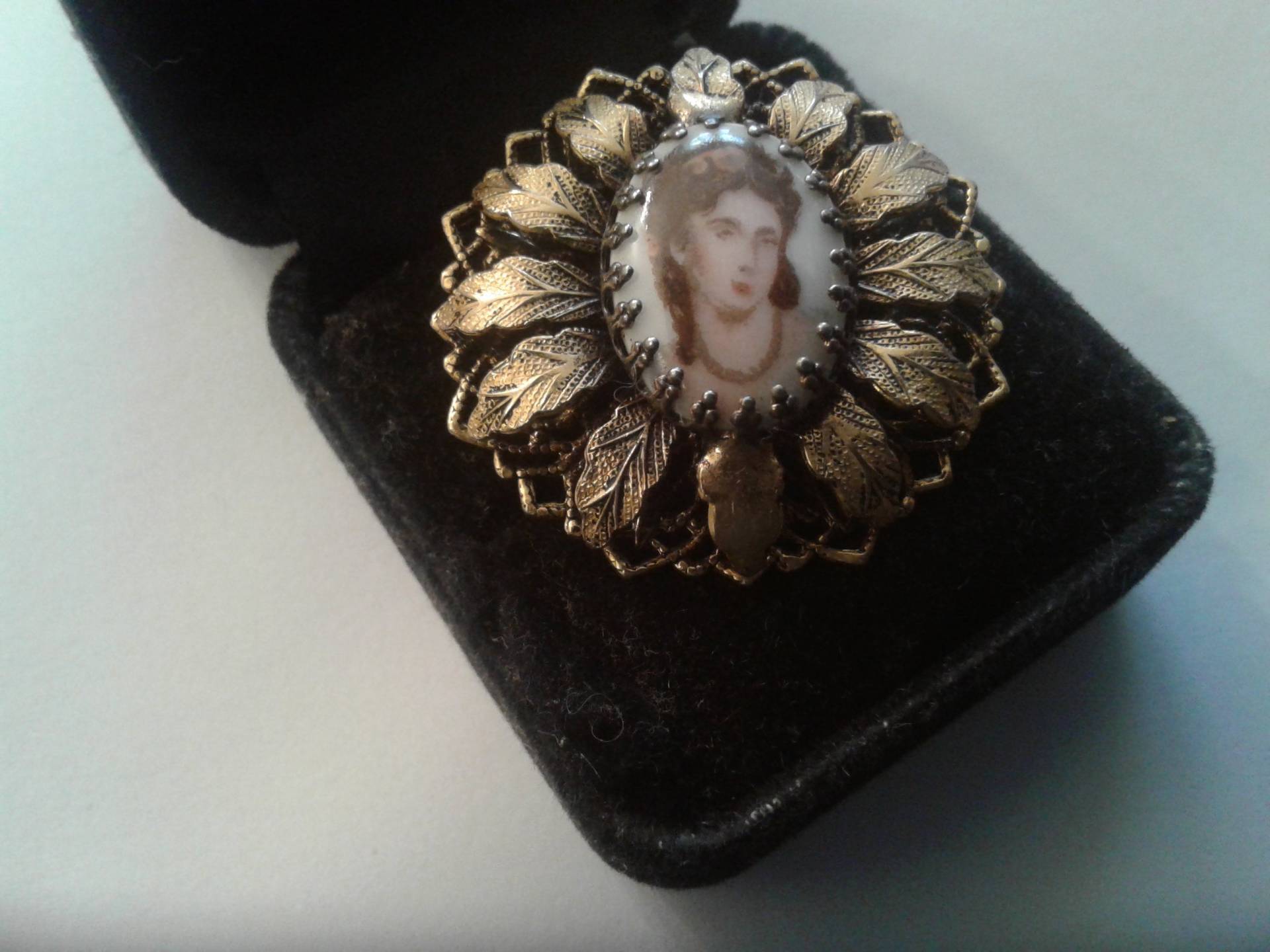 Vintage Porzellan Oval Des Gesichtes Einer Frau in Aufwendigen Goldfarbenen Filigranen Fassung Brosche von KenPaulsTreasures