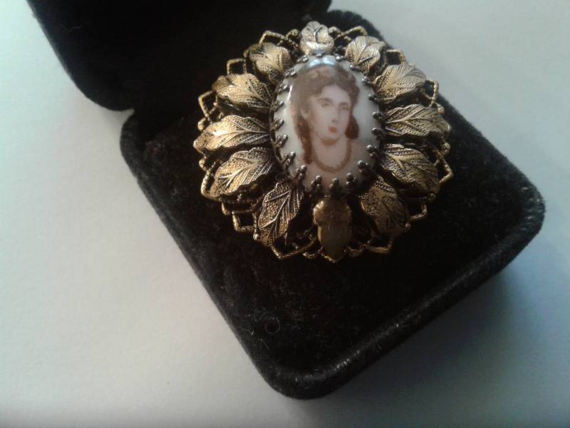 Vintage Porzellan Oval Des Gesichtes Einer Frau in Aufwendigen Goldfarbenen Filigranen Fassung Brosche von KenPaulsTreasures