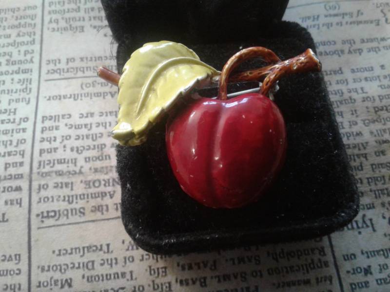 Weiße Emaille-Kirsche Mit Blatt - Und Zweigbrosche von KenPaulsTreasures