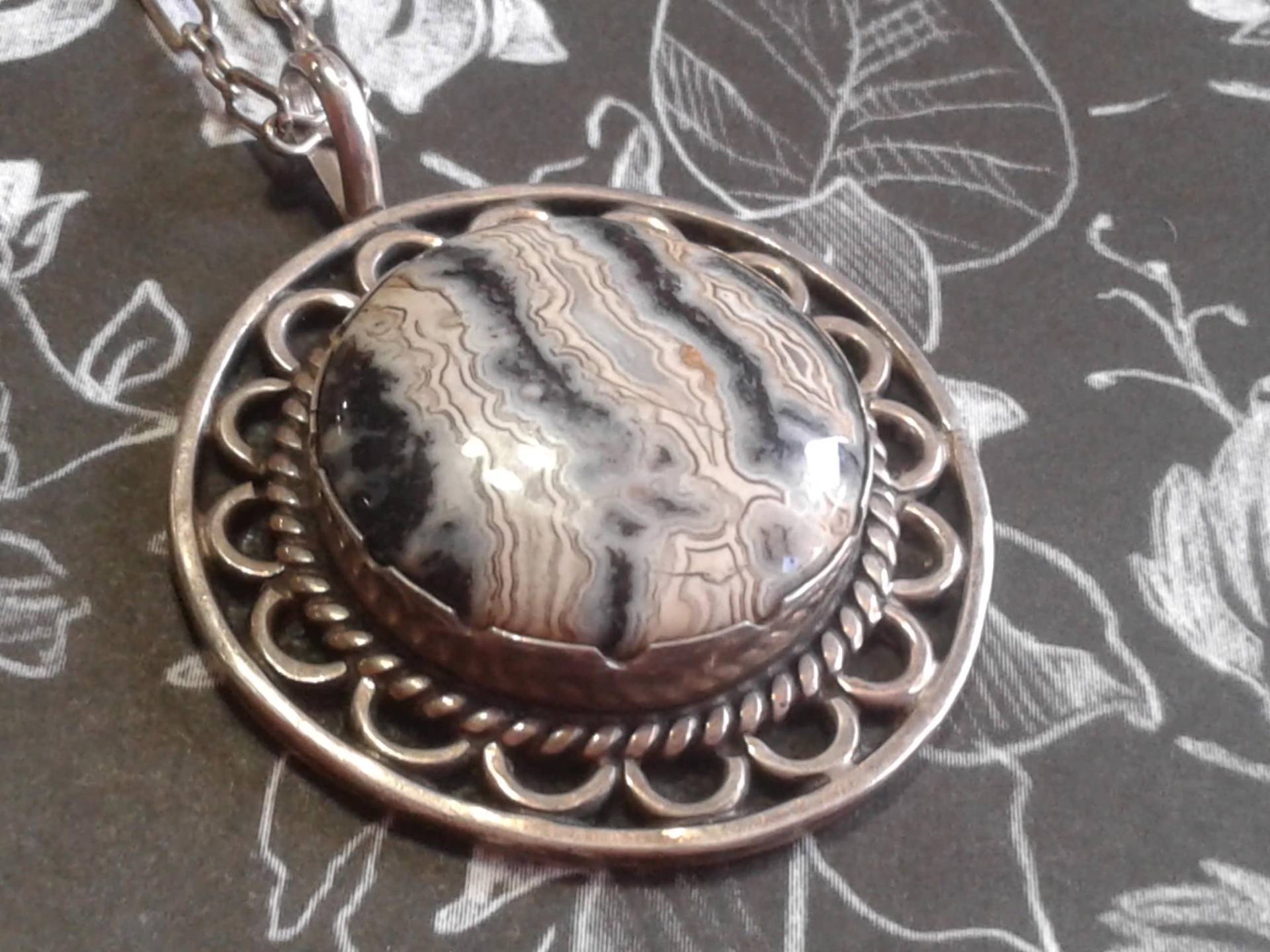 sterling Silber Künstler Signiert Und Datiert Runder Filigraner Anhänger An Dekorativer Kette Mit Cabochon Aus Lace Achat, Bbr 76 sterling Silber Künstler Signiert Und Datiert Runder Filigraner Anhänger An Dekorativer Kette Mit Cabochon Aus Lace Achat, Bbr 76 von KenPaulsTreasures
