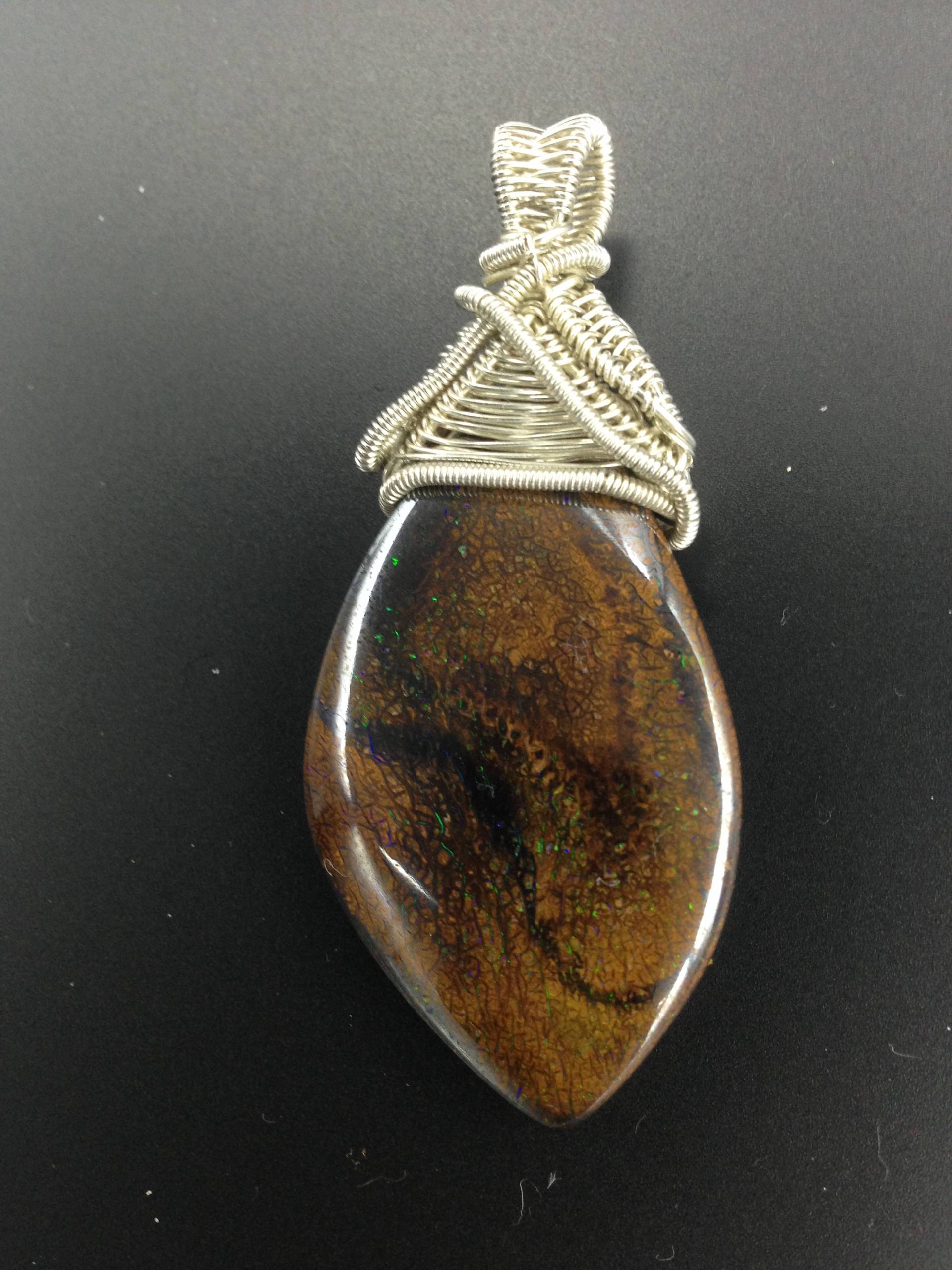 Matrix Boulderopal Set in Einem Draht Gewickelt Silbernen Anhänger | Beide Seiten Matrix Boulderopal Set in Einem Draht Gewickelt Silbernen Anhänger | Beide Seiten von KenazWayraJewellery