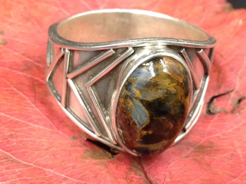 Pietersit in Einem Großen Und Originellen Silberring Pietersit in Einem Großen Und Originellen Silberring von KenazWayraJewellery