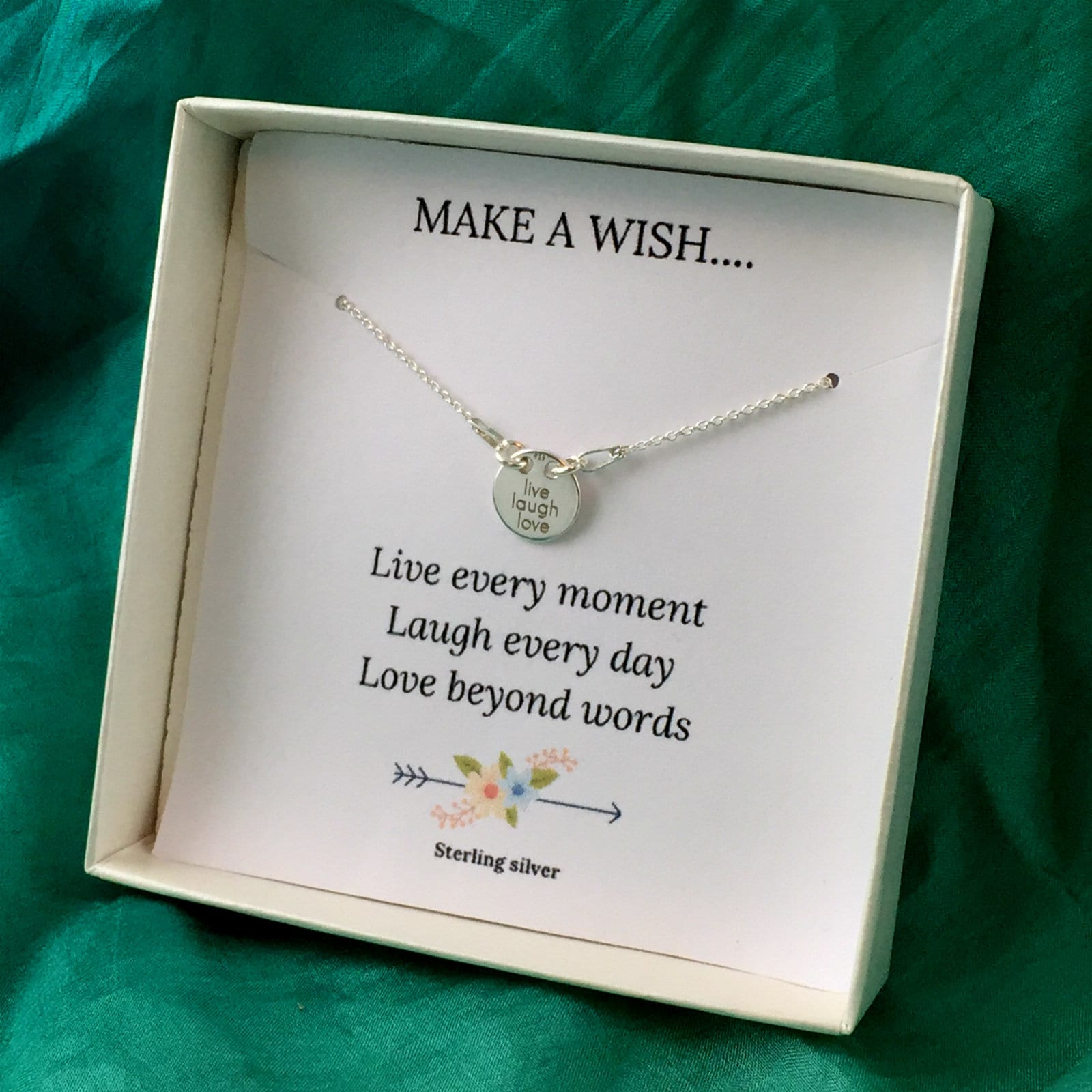 Zierliche Sterling Silber Halskette "Live Laugh Love' Anhänger von KendalldelaVerne