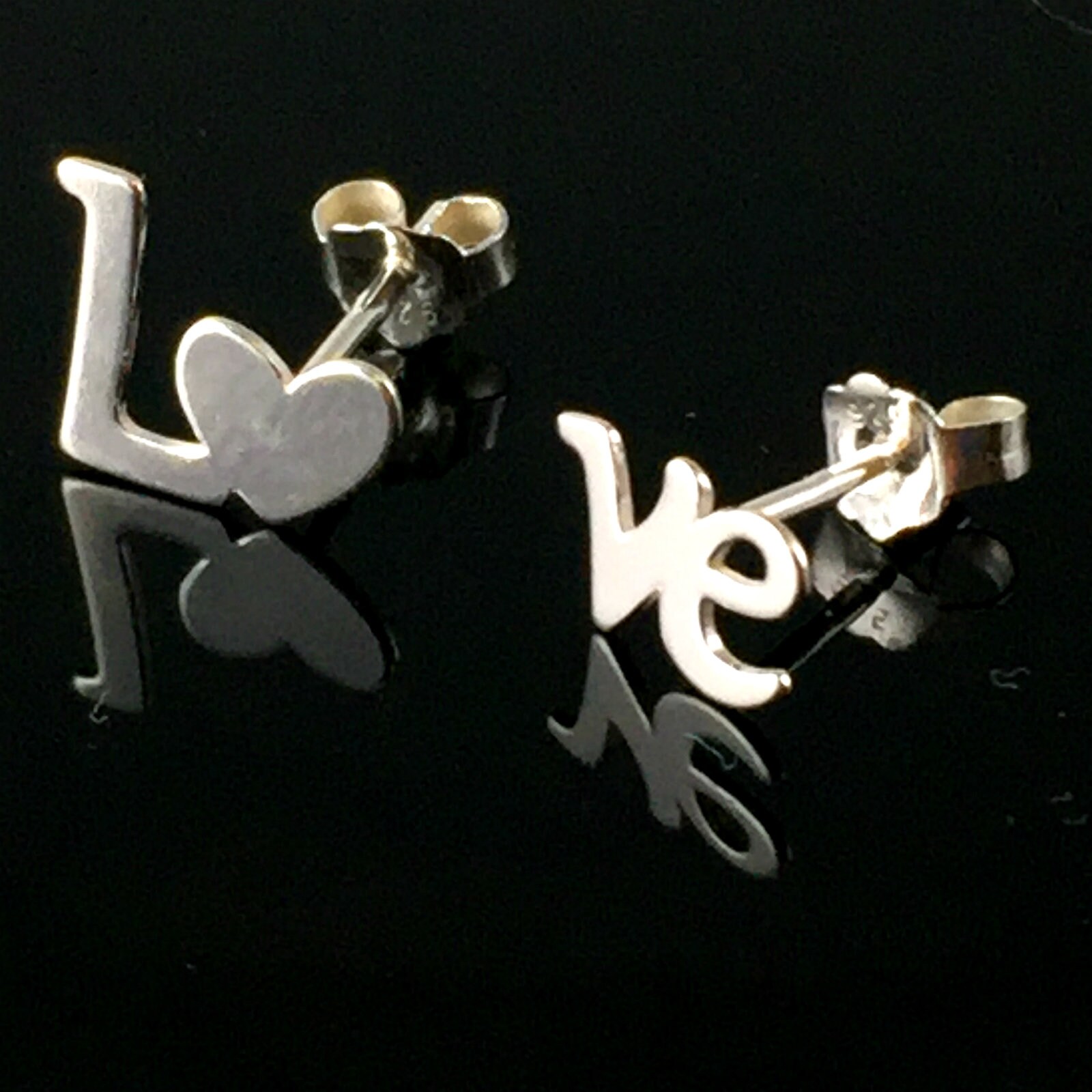 sterling Silber Ohrstecker Liebe Ohrringe, Brief Ohrringe von KendalldelaVerne