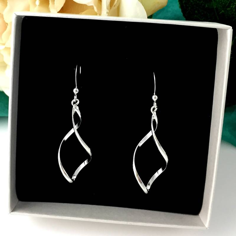 sterling Silber Swirl Ohrringe Handgefertigte .925 Silber, 2-Zoll von KendalldelaVerne