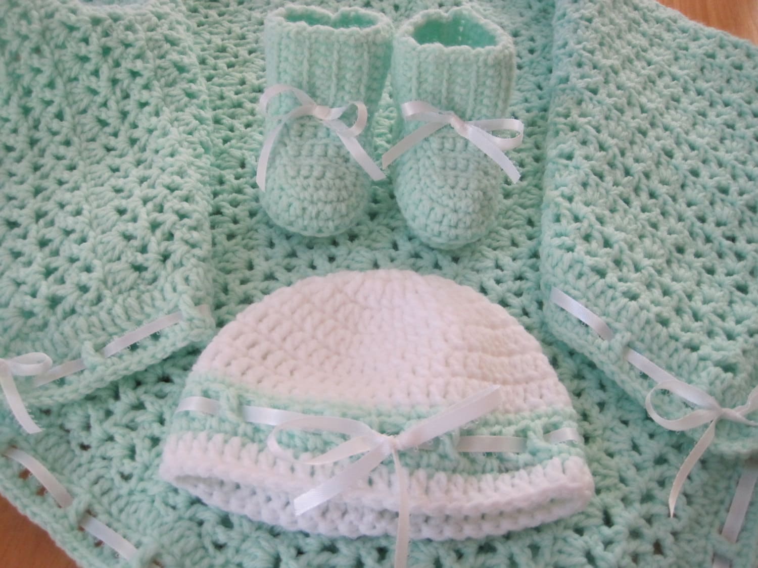 Gehäkeltes Layette 3-Teiliges Set - Mütze, Booties Und Decke Mintgrün Neugeborene von KendallsCrochet