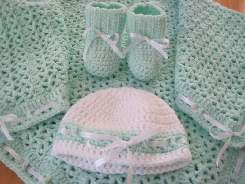 Gehäkeltes Layette 3-Teiliges Set - Mütze, Booties Und Decke Mintgrün Neugeborene Gehäkeltes Layette 3-Teiliges Set - Mütze, Booties Und Decke Mintgrün Neugeborene von KendallsCrochet