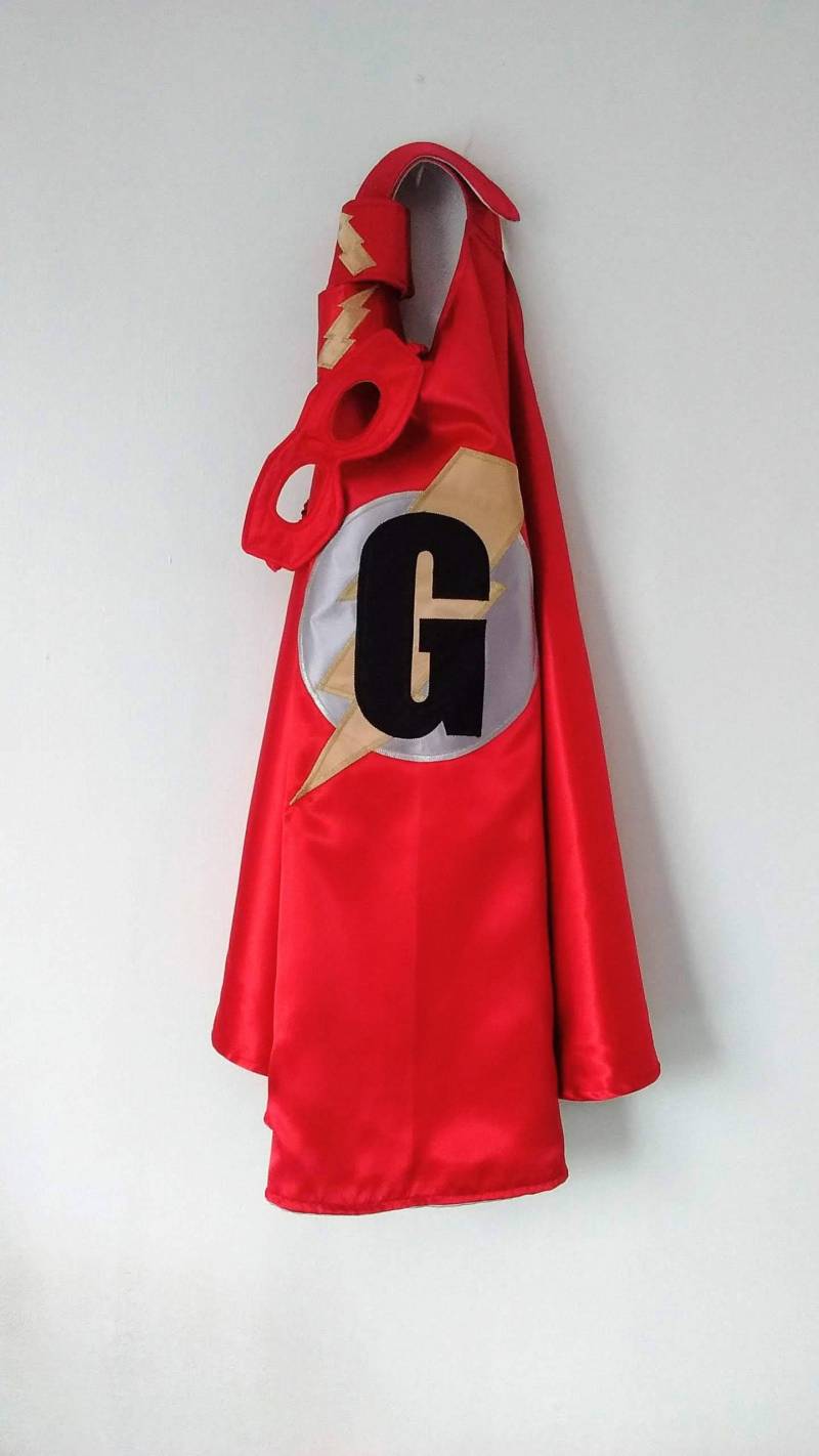 Superhelden-Umhang, Superhelden-Maske Und Ein Paar Superhelden-Manschetten. Personalisieren Sie Cape, Brautsatin, Metallfaden Superhelden-Umhang, Superhelden-Maske Und Ein Paar Superhelden-Manschetten. Personalisieren Sie Cape, Brautsatin, Metallfaden von KendrickStorytime