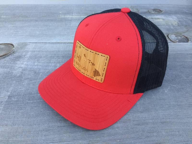 Hi Mao Loa - Hawaii Für Immer Bambus Trucker Laser Graviert Grafik Handgenäht Auf Stilvolle Rot/Schwarz Hut Hi Mao Loa - Hawaii Für Immer Bambus Trucker Laser Graviert Grafik Handgenäht Auf Stilvolle Rot/Schwarz Hut von KenichiWoodworking