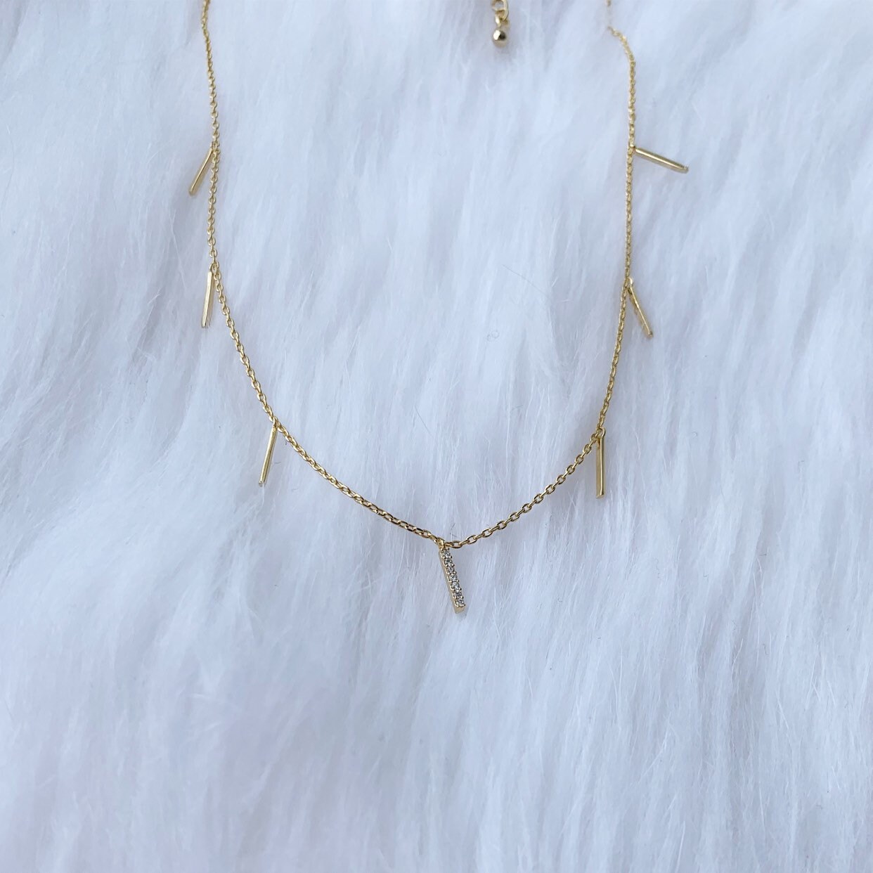 Zarte Gold Bar Halskette Mit Zierlichen Goldenen Charms von KennedyCharm