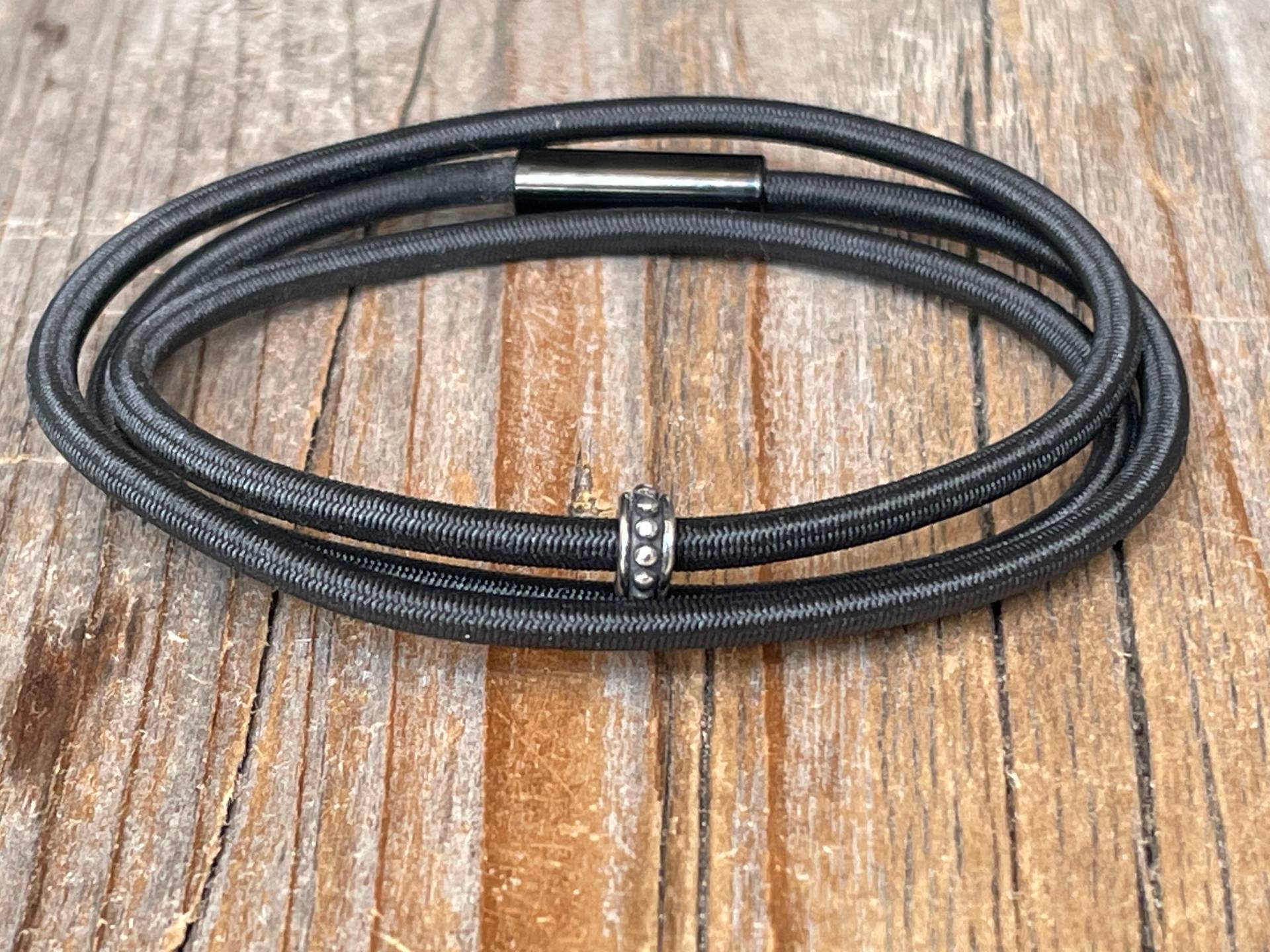 Schwarzes Wickelarmband, Stoßschnur Armband, Bungee Jump Cord Männer Frauen Wanderlust Kordel Armband von KennlyDesign