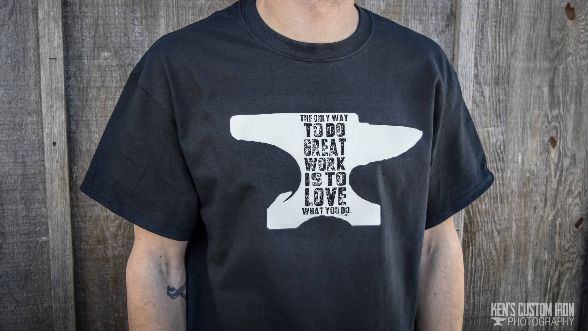 Schmied "Liebe, Was Du Tust" T-Shirt Schmied "Liebe, Was Du Tust" T-Shirt von KensCustomIron