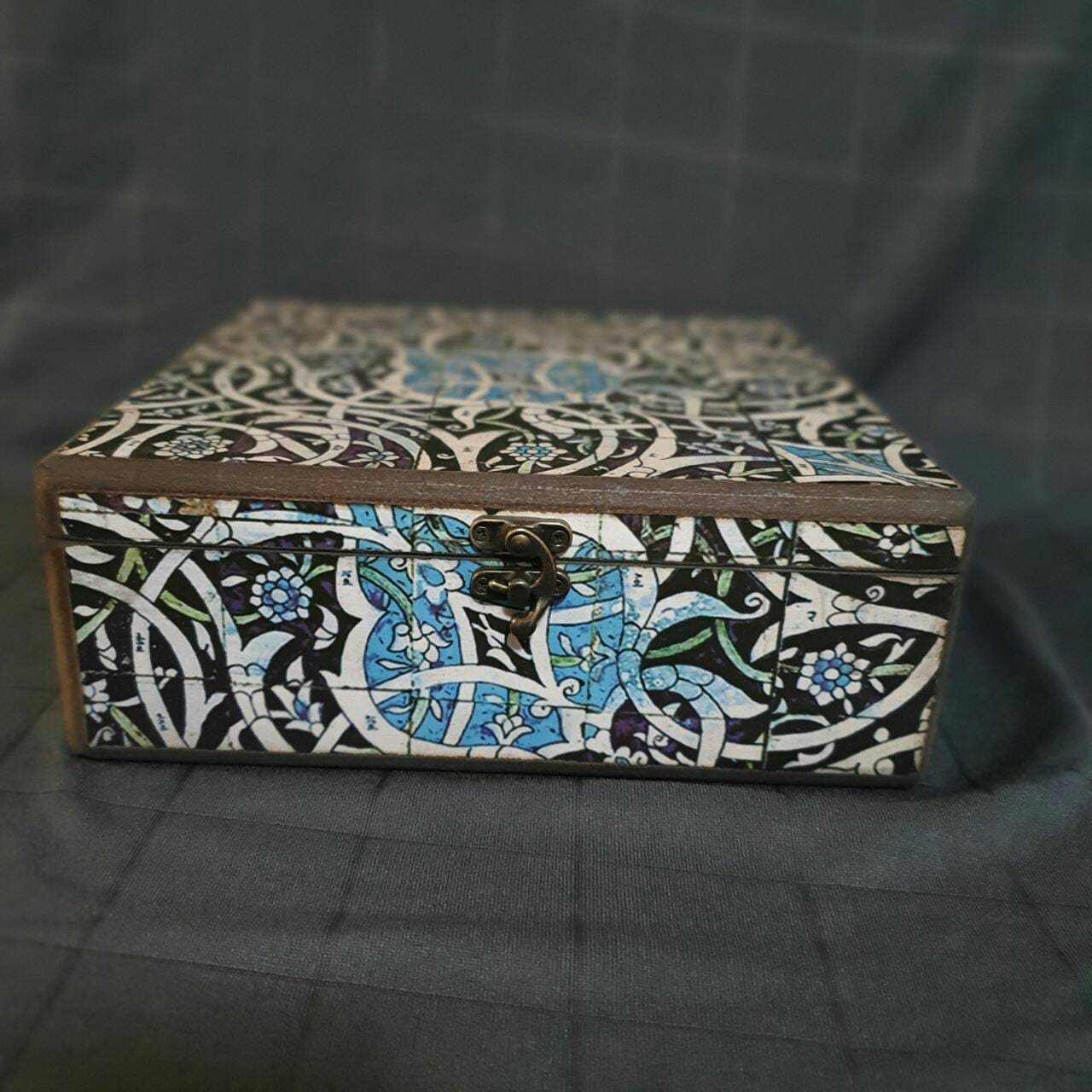 Teebeutel-Aufbewahrungsbox Mit Zarter Traditioneller Kunst Für Stilvolle Küchen Teebeutel-Aufbewahrungsbox Mit Zarter Traditioneller Kunst Für Stilvolle Küchen von Kentrontrading