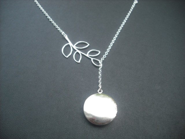 Brautjungfer Halskette, Antik Silber Medaillon Lariat Mit Matt Weiß-Gold Fünf Blatt, Geburtstagsgeschenk, Brautjungferngeschenk von KeoniDesign