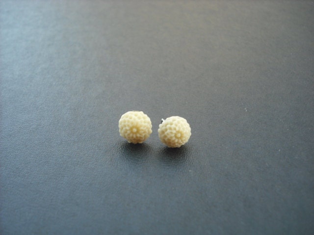 Creme Malzkaffee Post-Ohrring von KeoniDesign