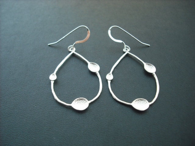 Einzigartige Textured Teardrop Earrings - Matt, Weiß, Vergoldet Und Sterling Silber Ohr Drähte von KeoniDesign