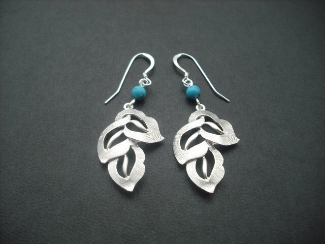 Kaskadierende Blatt Ohrringe - Matt, Weiß, Vergoldet Und Sterling Silber Gefüllt-Ohr-Drähte von KeoniDesign