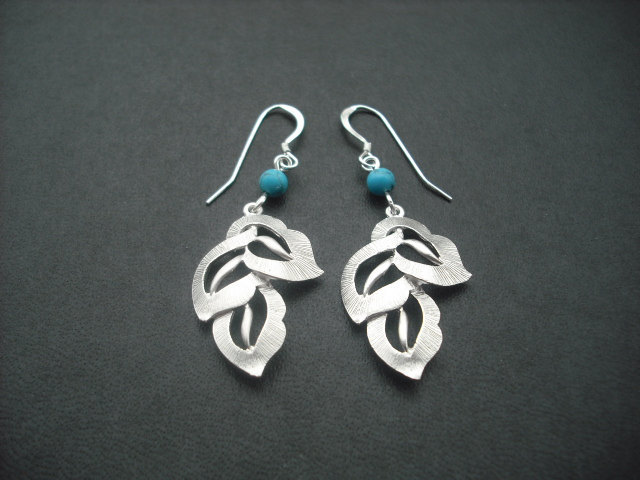 Kaskadierende Blatt Ohrringe - Matt, Weiß, Vergoldet Und Sterling Silber Gefüllt-Ohr-Drähte von KeoniDesign