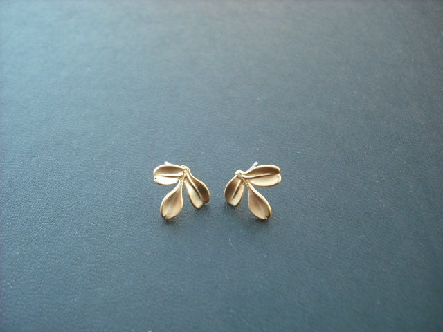 Kleine Blatt Ohrringe - Post Matte Gelb 16K Gold Vergoldet Und Sterling Silber-Post von KeoniDesign