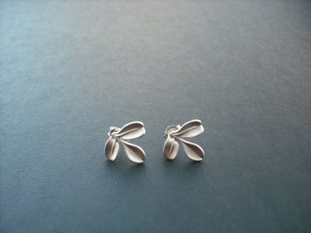 Kleine Blattohrstecker - Matt Weiß Vergoldet Und Sterling Silber von KeoniDesign