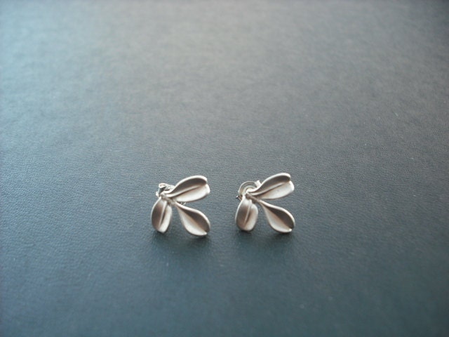 Kleine Blattohrstecker - Matt Weiß Vergoldet Und Sterling Silber von KeoniDesign