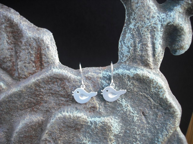 Kleine Liebe Vogel Ohrringe - Matt Weiß-Gold Plattiert von KeoniDesign