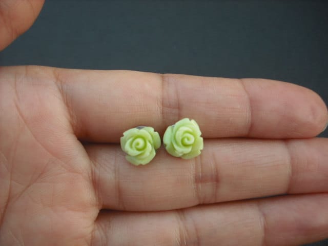 Lime Grün Rose Post-Ohrring von KeoniDesign