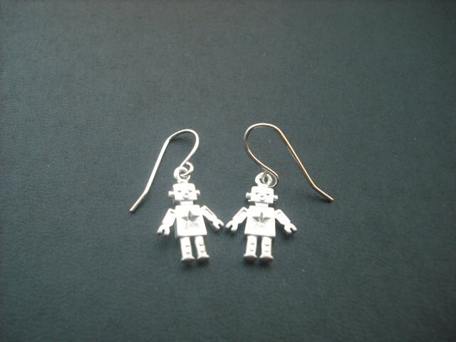Matte Adorable Roboter Charme Ohrringe von KeoniDesign