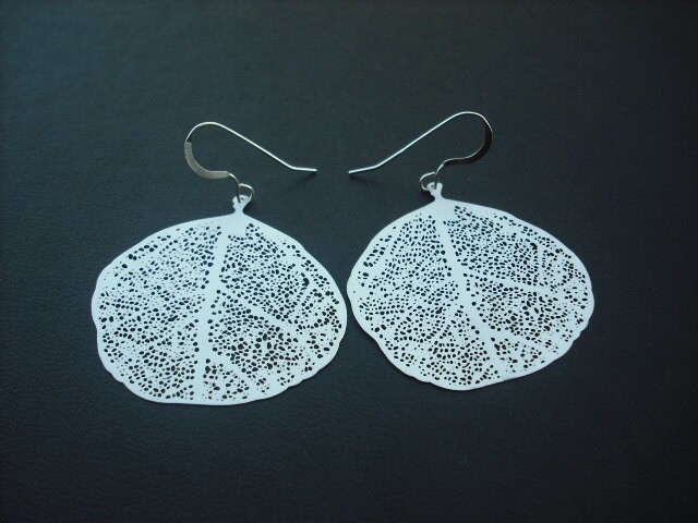 Matte Filigrane Blatt Ohrringe - Weißgold Vergoldet Und Sterling Silber Ohrhaken von KeoniDesign