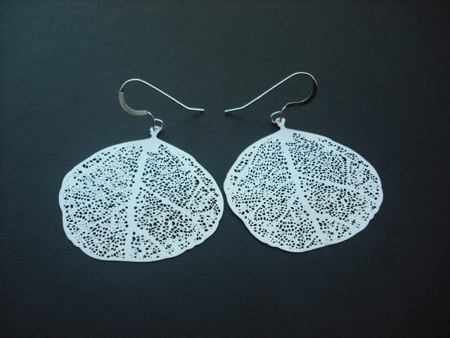 Matte Filigrane Blatt Ohrringe - Weißgold Vergoldet Und Sterling Silber Ohrhaken von KeoniDesign