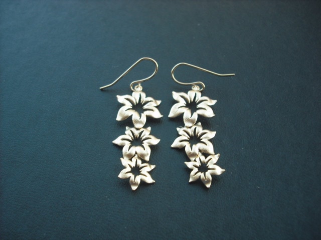 Matte Gelb Gold 3-Fach Stern Blume Anhänger Ohrringe von KeoniDesign