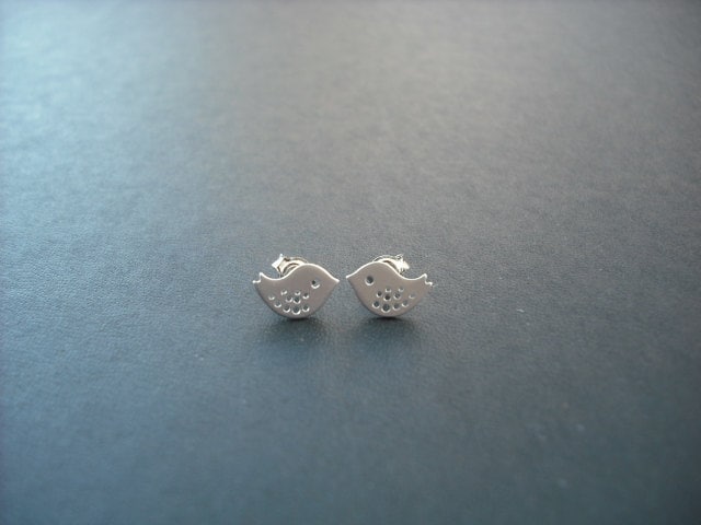 Mini Liebe Vögel Post Ohrringe - Matt, Weiß, Vergoldet Und Sterling Silber von KeoniDesign