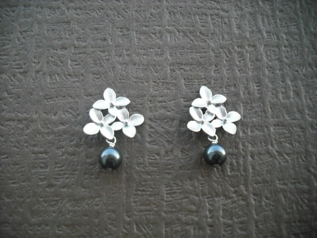 Niedliche Kleine Bouquet Mit Perle - Matt Weiß-Vergoldet Post Ohrhanger von KeoniDesign