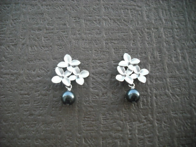 Niedliche Kleine Bouquet Mit Perle - Matt Weiß-Vergoldet Post Ohrhanger von KeoniDesign