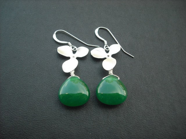 Orchidee Blume Cascading Ohrring Mit Smaragd Grün Glatt Jade Briolette von KeoniDesign