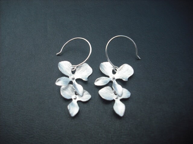 Orchidee Blume Cascading-Ohrring - White Vergoldet Und Sterling Silber Ohr Drähte von KeoniDesign