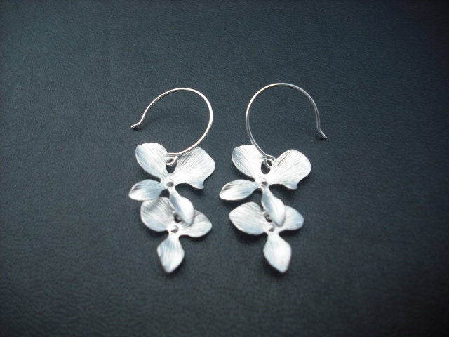 Orchidee Blume Cascading-Ohrring - White Vergoldet Und Sterling Silber Ohr Drähte von KeoniDesign