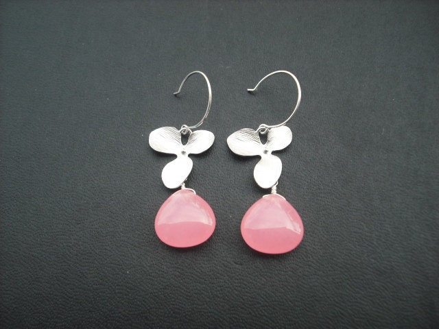 Orchidee Blume Kaskadierende Ohrring Mit Bubble Gum Rosa Glatt Jade Briolette von KeoniDesign