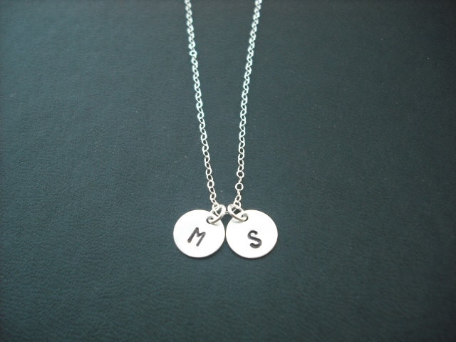 Personalisiert, Double Hand Gestempelt Erste Anhänger Halskette - Sterling Silber von KeoniDesign