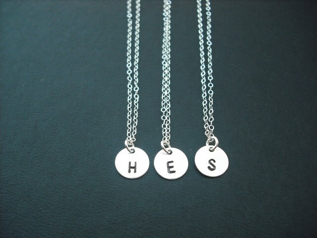 Personalisiert, Drei Hand Gestempelt Erste Halskette - Sterling Silber von KeoniDesign