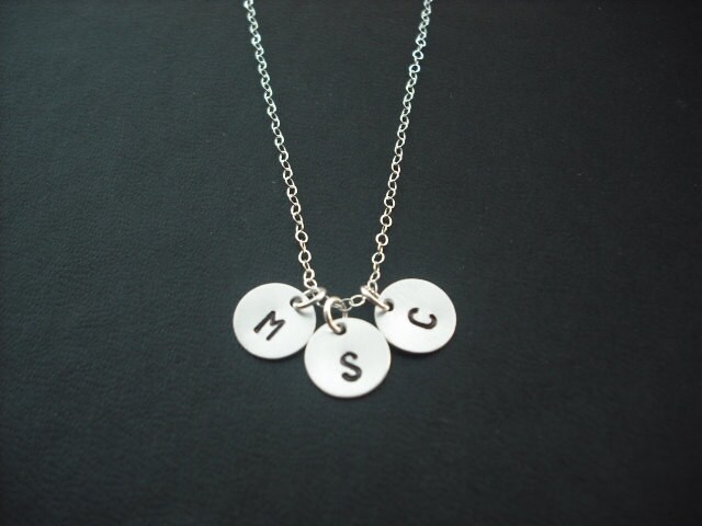 Personalisiert, Triple Hand Gestempelt Erste Anhänger Halskette - Sterling Silber von KeoniDesign