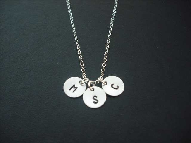 Personalisiert, Triple Hand Gestempelt Erste Anhänger Halskette - Sterling Silber von KeoniDesign