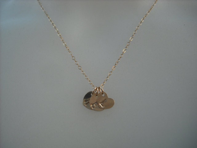 Personalisiert, Triple Hand Gestempelt Erste Herz Anhänger Halskette - 14K Gold Gefüllt von KeoniDesign