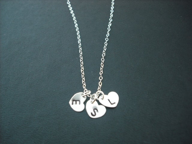 Personalisiert, Triple Hand Gestempelt Erste Herz Anhänger Halskette - Sterling Silber von KeoniDesign