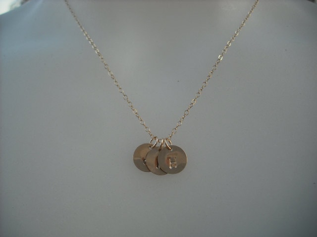 Personalisierte, Triple Hand Gestempelt Erste Anhänger Halskette - Gefüllt 14 K Gold Metall von KeoniDesign