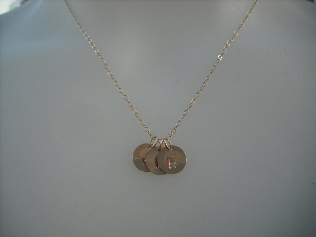 Personalisierte, Triple Hand Gestempelt Erste Anhänger Halskette - Gefüllt 14 K Gold Metall von KeoniDesign