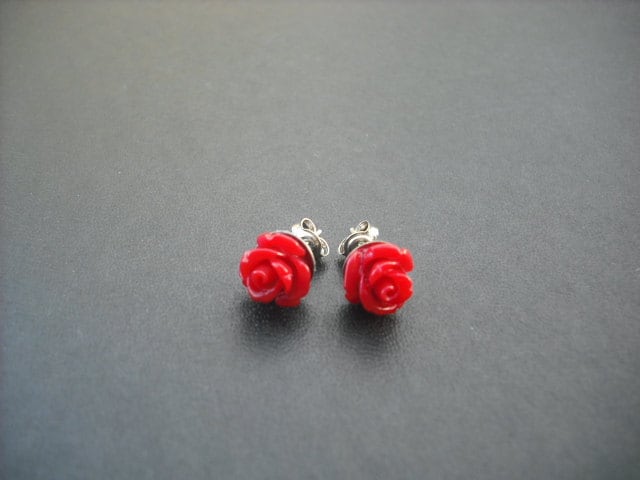 Schöne Rote Rose Post-Ohrring von KeoniDesign