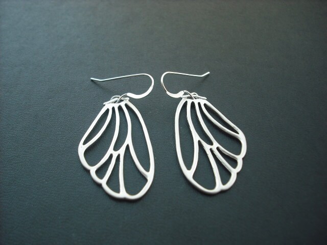 Tingkerbell Der Flügel Ohrringe - Drähte Matt Weiß-Gold Vergoldet Und Sterling Silber Ohr von KeoniDesign