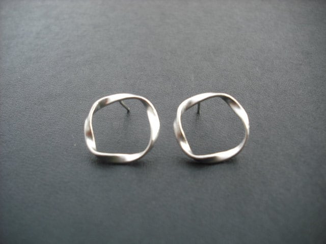 Verdrehte Kreis Ohrstecker - Matt Weiß-Gold Plattiert von KeoniDesign